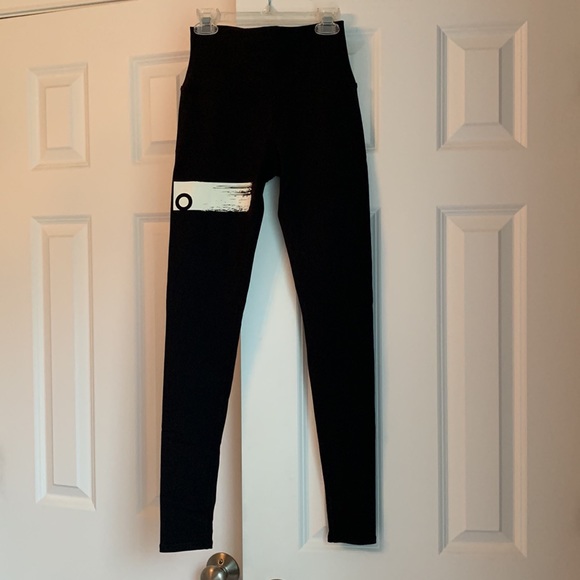 Christina Hall Alo Leggings - Picture 2 of 5